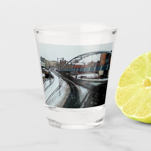 Die Brücke im Schnee Schnapsglas (Vorderseite)