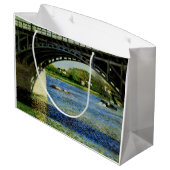 Die Brücke in Argenteuil und die Seine Große Geschenktüte (Rückseite Schrägansicht)