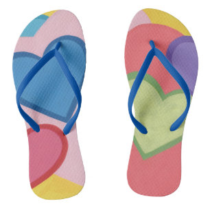 Die bunten überlagerten Trendy Herzen drehen Badesandalen