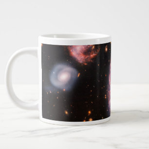 Die Cartwheel Galaxie und ihre Begleitgalaxien. Jumbo-Tasse