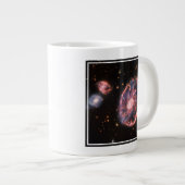 Die Cartwheel Galaxie und ihre Begleitgalaxien. Jumbo-Tasse (Vorderseite Rechts)