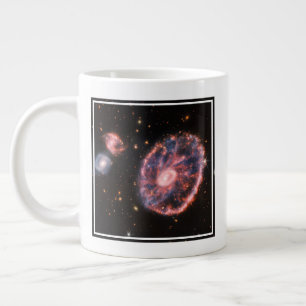 Die Cartwheel Galaxie und ihre Begleitgalaxien. Jumbo-Tasse