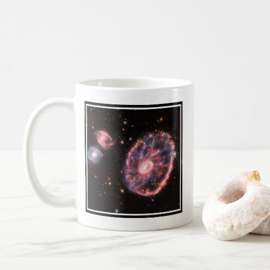 Die Cartwheel Galaxie und ihre Begleitgalaxien. Kaffeetasse (Mit Donut)