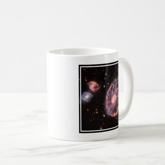 Die Cartwheel Galaxie und ihre Begleitgalaxien. Kaffeetasse (VorderseiteRechts)