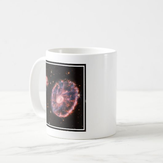 Die Cartwheel Galaxie und ihre Begleitgalaxien. Kaffeetasse (Vorderseite Links)
