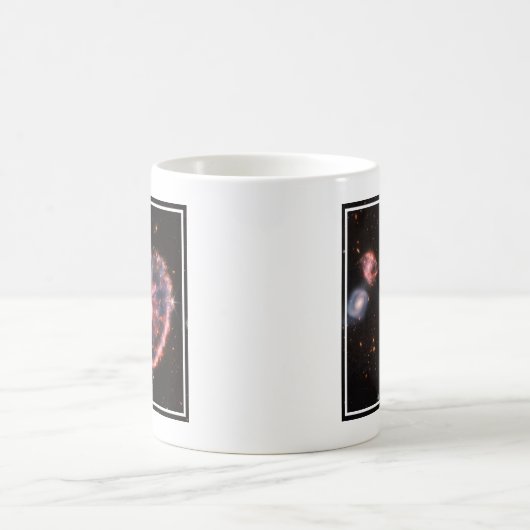 Die Cartwheel Galaxie und ihre Begleitgalaxien. Kaffeetasse (Mittel)