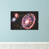 Die Cartwheel Galaxie und ihre Begleitgalaxien. Leinwanddruck (Insitu (Holzboden))