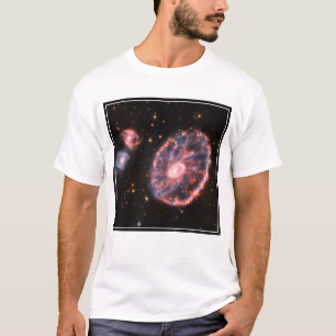 Die Cartwheel Galaxie und ihre Begleitgalaxien. T-Shirt