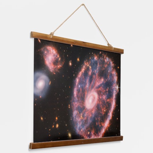 Die Cartwheel Galaxie und ihre Begleitgalaxien. Wandteppich Mit Holzrahmen (Gewinkelt)