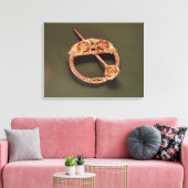Die Cavan oder 'Queen's' Brooch, aus Cavan Leinwanddruck (Insitu (Wohnzimmer))