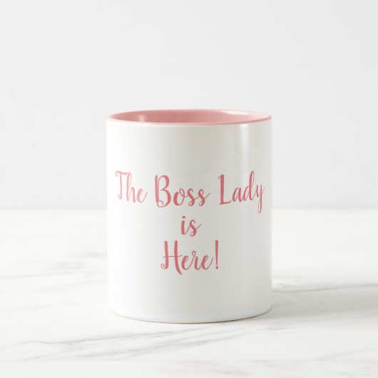 Die Chef-Dame Is Here 11 Unze. Zwei-Ton Tasse (Mittel)