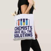 Die Chemiker haben alle Lösungen, die sich durch d Tasche (Von Nahem)