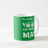 DIE COOLEN CHICKS SIND IM MAI GEBOREN KAFFEETASSE (VorderseiteRechts)