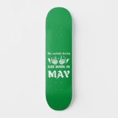 DIE COOLEN CHICKS SIND IM MAI GEBOREN SKATEBOARD (Vorderseite)