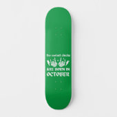 DIE COOLEN SCHICKEN SIND IM OKTOBER GEBOREN SKATEBOARD (Vorderseite)