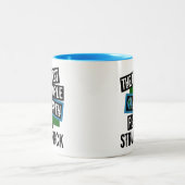 Die Coolsten Menschen auf der Erde spielen Strumst Zweifarbige Tasse (Mittel)