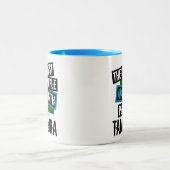 Die Coolsten Menschen der Erde spielen Tambura Zweifarbige Tasse (Mittel)