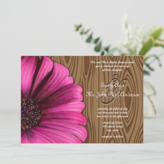 Die Cut Fuchsia Gerber Daisy Wood Grain Wedding Einladung (Stehend Vorderseite)