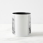 Die Dame von mittlerem Alter im Doppelt-Gebetteten Tasse (Zentrum)