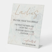 Die Damen helfen Ihnen gerne beim Hochzeitsbad Sockelschild (Vorderseite)