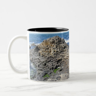 Die Damm des Riesen -- Antrim-Küsten-Tasse Zweifarbige Tasse