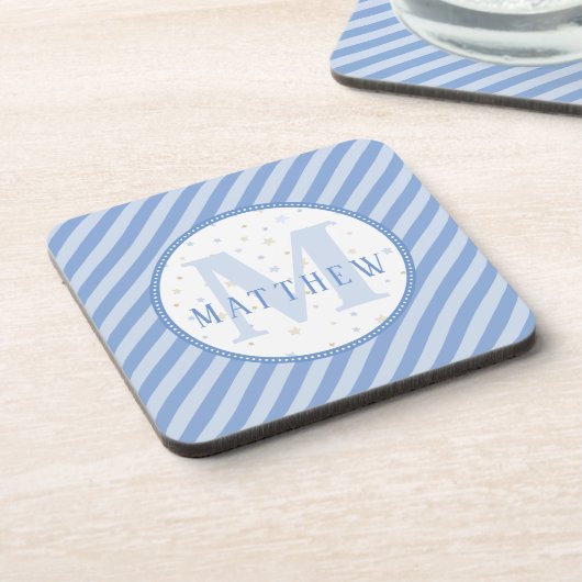 Die Dekoration ist blau und weiß. Monogramm Getränkeuntersetzer (Linke Seite)