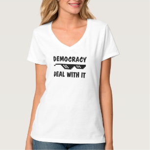 Die Demokratie geht damit um, was zu einer lustige T-Shirt