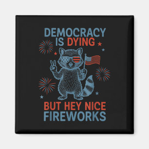 Die Demokratie stirbt, aber hey, netter Feuerwerk- Magnet