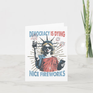 Die Demokratie stirbt, aber Hey, Nice Fireworks Fu Karte