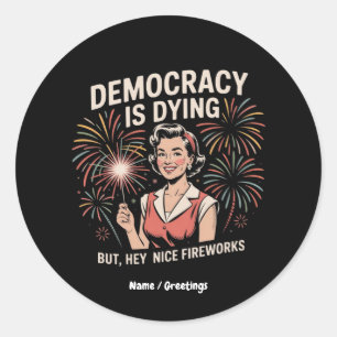 Die Demokratie stirbt, aber Hey, Nizza Feuerwerk 4 Runder Aufkleber