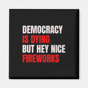 Die Demokratie stirbt, aber hey, schöne Feuerwerke Magnet