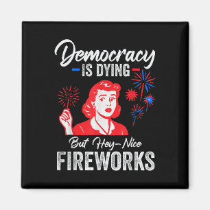 Die Demokratie stirbt, aber hey, schöne Feuerwerke Magnet
