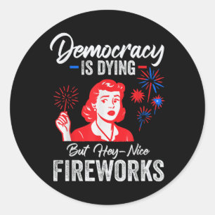 Die Demokratie stirbt, aber hey, schöne Feuerwerke Runder Aufkleber