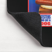 Die Demonstranten halten sich auf und essen einen  Mousepad (Ecke)