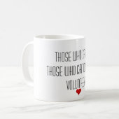 Die, die mehr freiwilliges Anerkennungs-Zitat tun Kaffeetasse (Vorderseite Links)