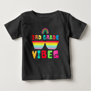 Die dritte Klasse geht zurück zum Lehrer und Schül Baby T-shirt