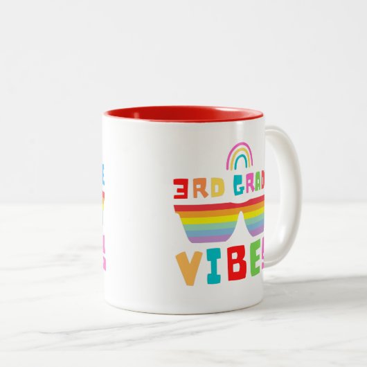 Die dritte Klasse geht zurück zum Lehrer und Schül Zweifarbige Tasse (VorderseiteRechts)