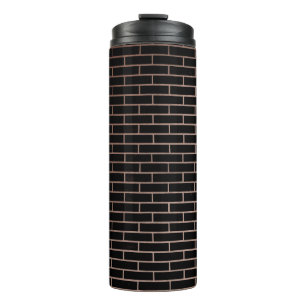 Die dunkelschwarze Ziegelwand hat eine raue Oberfl Thermosbecher
