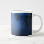 Die dunkle säkulare Wolke des Chamäleons I Jumbo-Tasse (Rechts)