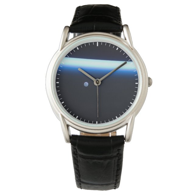 Die dünne Atmosphäre der Erde und ein blühender Mo Armbanduhr (Vorderseite)