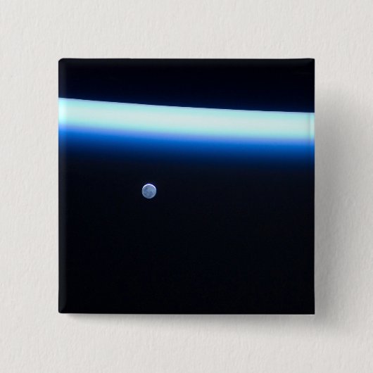 Die dünne Atmosphäre der Erde und ein blühender Mo Button (Vorderseite)