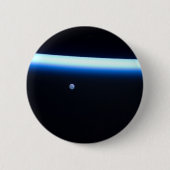 Die dünne Atmosphäre der Erde und ein blühender Mo Button (Vorderseite)