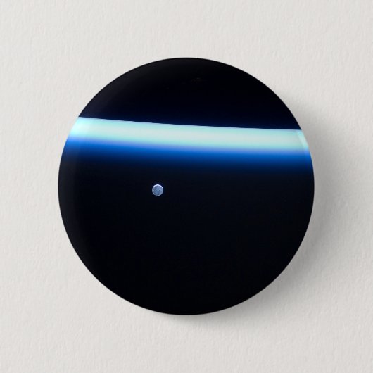 Die dünne Atmosphäre der Erde und ein blühender Mo Button (Vorderseite)