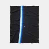 Die dünne Atmosphäre der Erde und ein blühender Mo Fleecedecke (Vorderseite)