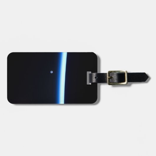 Die dünne Atmosphäre der Erde und ein blühender Mo Gepäckanhänger (Vorderseite horizontal)