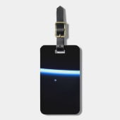 Die dünne Atmosphäre der Erde und ein blühender Mo Gepäckanhänger (Vorderseite vertikal)