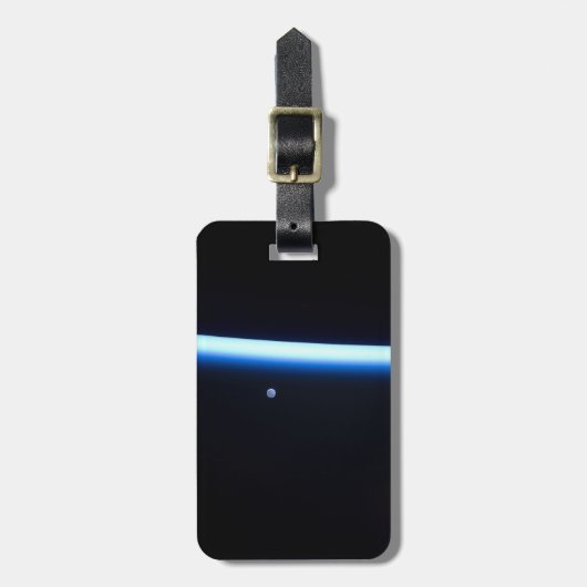 Die dünne Atmosphäre der Erde und ein blühender Mo Gepäckanhänger (Vorderseite vertikal)