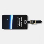 Die dünne Atmosphäre der Erde und ein blühender Mo Gepäckanhänger (Vorderseite horizontal)