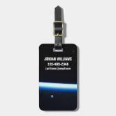 Die dünne Atmosphäre der Erde und ein blühender Mo Gepäckanhänger (Vorderseite vertikal)