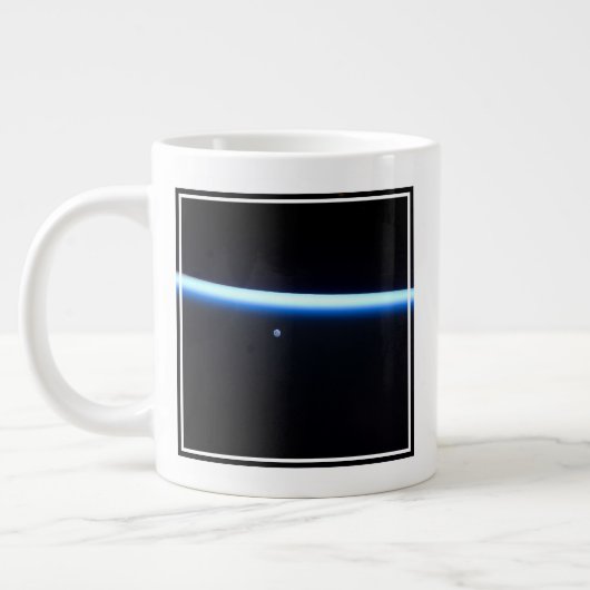 Die dünne Atmosphäre der Erde und ein blühender Mo Jumbo-Tasse (Links)